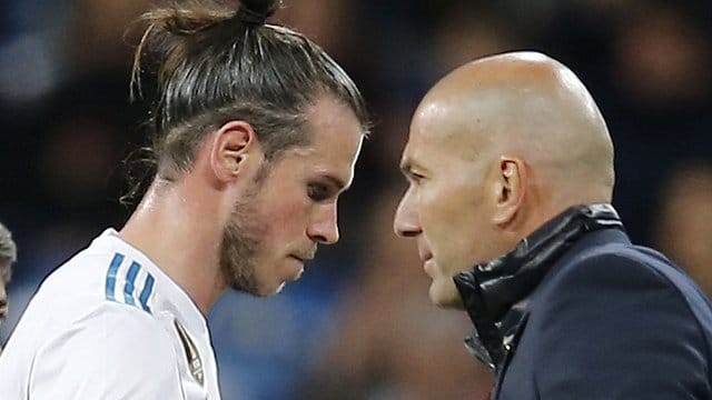 Drängt auf einen Abgang von Gareth Bale (l): Real Madrids Trainer Zinedine Zidane. Drängt auf einen Abgang von Gareth Bale (l): Real Madrids Trainer Zinedine Zidane.