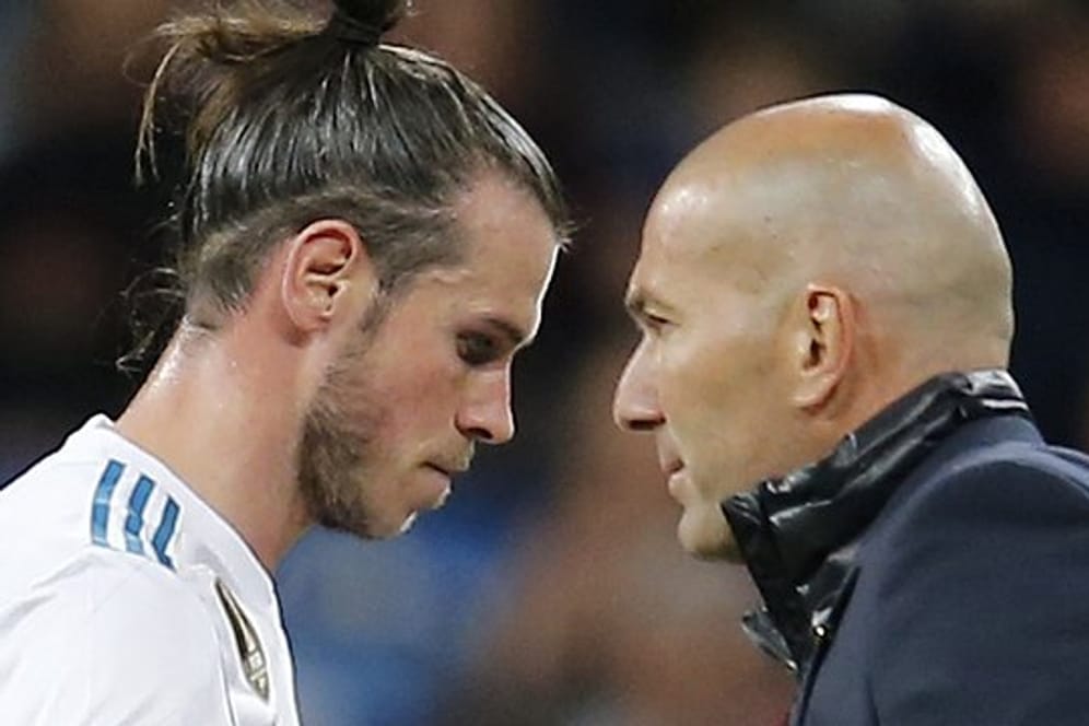 Drängt auf einen Abgang von Gareth Bale (l): Real Madrids Trainer Zinedine Zidane.