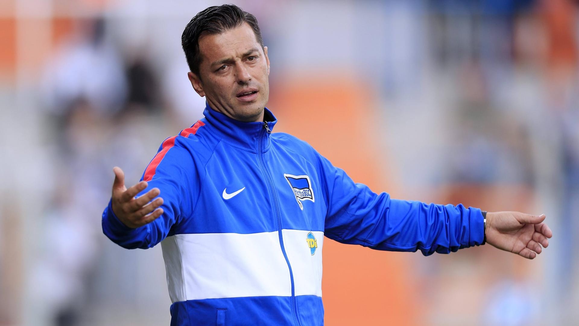Langer Arbeitstag: Hertha-Trainer Ante Covic konnte mit seinem Team aufgrund eines Unwetters nicht direkt zurück nach Berlin fliegen. Langer Arbeitstag: Hertha-Trainer Ante Covic konnte mit seinem Team aufgrund eines Unwetters nicht direkt zurück nach Berlin fliegen.