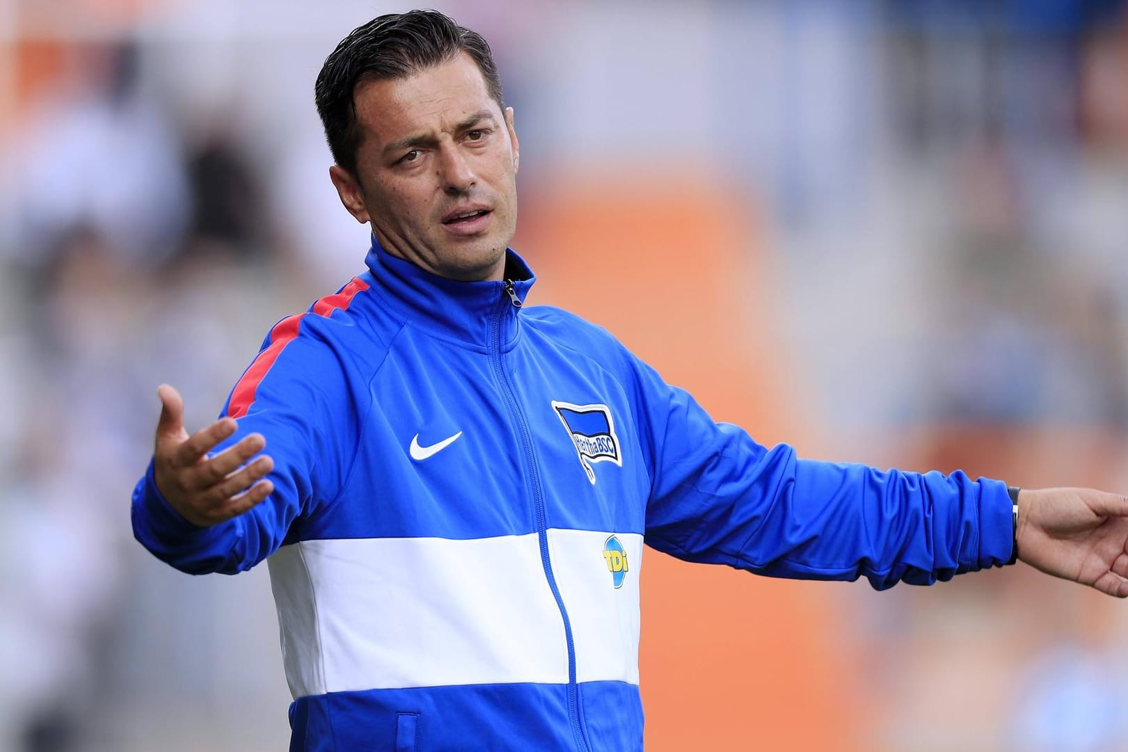Langer Arbeitstag: Hertha-Trainer Ante Covic konnte mit seinem Team aufgrund eines Unwetters nicht direkt zurück nach Berlin fliegen.