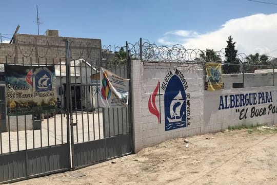 Der Eingang der Migrantenherberge El Buen Samaritano ist mit Stacheldraht gesichert.