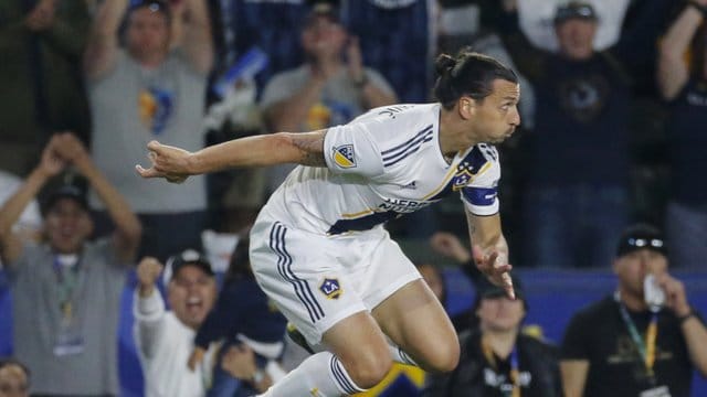 Feiert seinen Hattrick im Spiel gegen den FC Los Angeles: Der für LA Galaxy spielende Zlatan Ibrahimovic springt vor Freude in die Höhe. Feiert seinen Hattrick im Spiel gegen den FC Los Angeles: Der für LA Galaxy spielende Zlatan Ibrahimovic springt vor Freude in die Höhe.