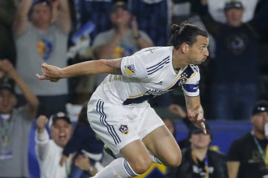 Feiert seinen Hattrick im Spiel gegen den FC Los Angeles: Der für LA Galaxy spielende Zlatan Ibrahimovic springt vor Freude in die Höhe.