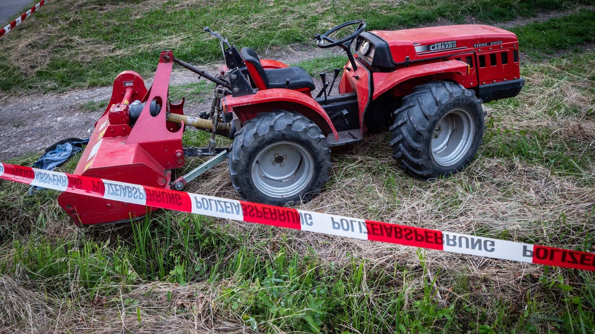 Traktor hinter Polizeiabsperrung: Im hessischen Dillenburg endete eine Fahrt mit dem Traktor für eine Frau tödlich. (Symbolbild) Traktor hinter Polizeiabsperrung: Im hessischen Dillenburg endete eine Fahrt mit dem Traktor für eine Frau tödlich. (Symbolbild)