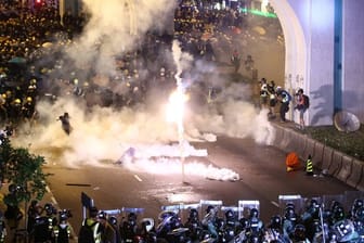 Polizisten feuern bei den Massenprotesten in Hongkong mit Tränengas auf die Demonstranten.