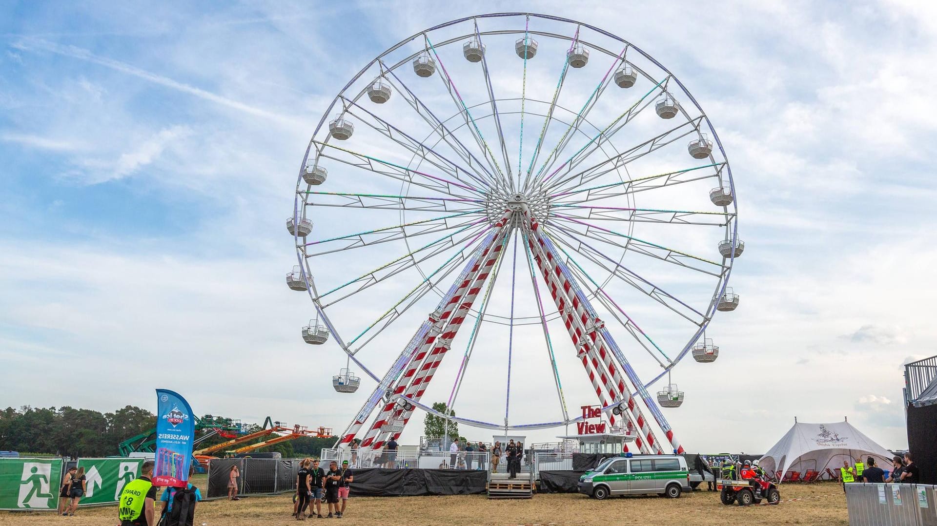 Riesenrad beim Open Beatz Festival: Ein Besucher stürzte aus noch ungeklärter Ursache aus dem Fahrgeschäft in die Tiefe.