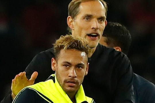 PSG-Trainer Thomas Tuchel (hinten) hat keinen neuen Stand im Transfer-Poker um Starspieler Neymar (vorn) zu vermelden.