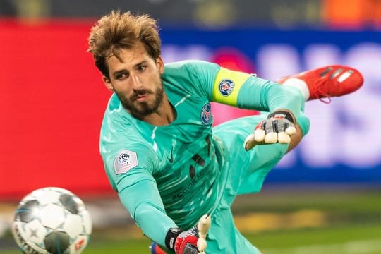 Eintracht Frankfurt würde den Nationaltorhüter gern zurückholen: PSG-Keeper Kevin Trapp pariert.
