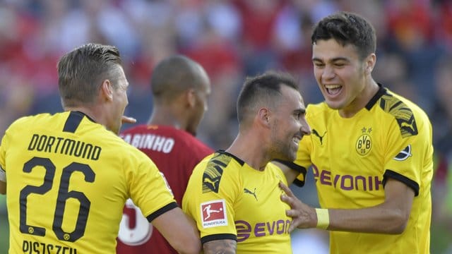 Lukasz Piszczek (l) und Giovanni Reyna (r) gratulieren Torschütze Paco Alcacer. Lukasz Piszczek (l) und Giovanni Reyna (r) gratulieren Torschütze Paco Alcacer.