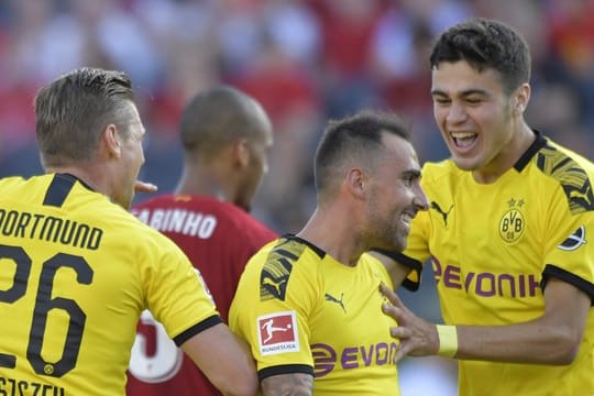 Lukasz Piszczek (l) und Giovanni Reyna (r) gratulieren Torschütze Paco Alcacer.