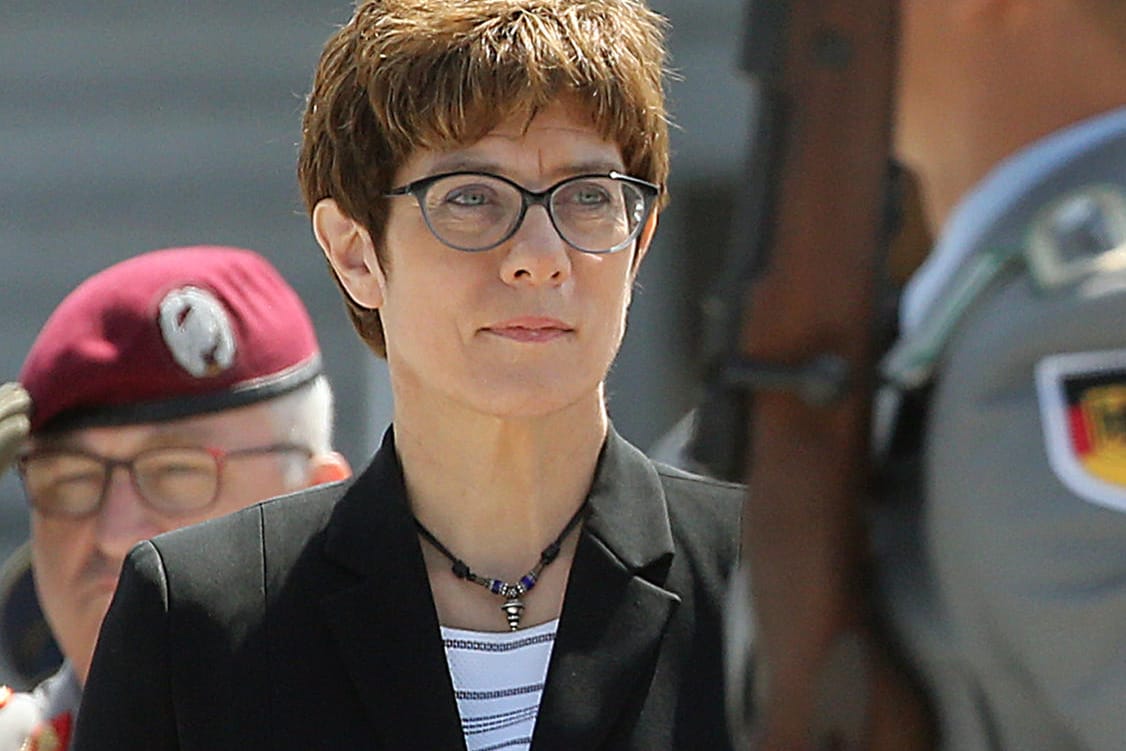 Annegret Kramp-Karrenbauer bei der Amtseinführung als Verteidigungsministerin: Die CDU-Chefin setzt sich gegen Kritik an ihrem Wechsel ins Kabinett zur Wehr.