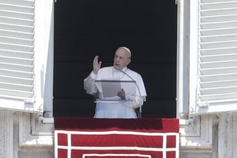 Papst Franziskus spricht das Angelus-Gebet an einem Fenster über dem Petersplatz.