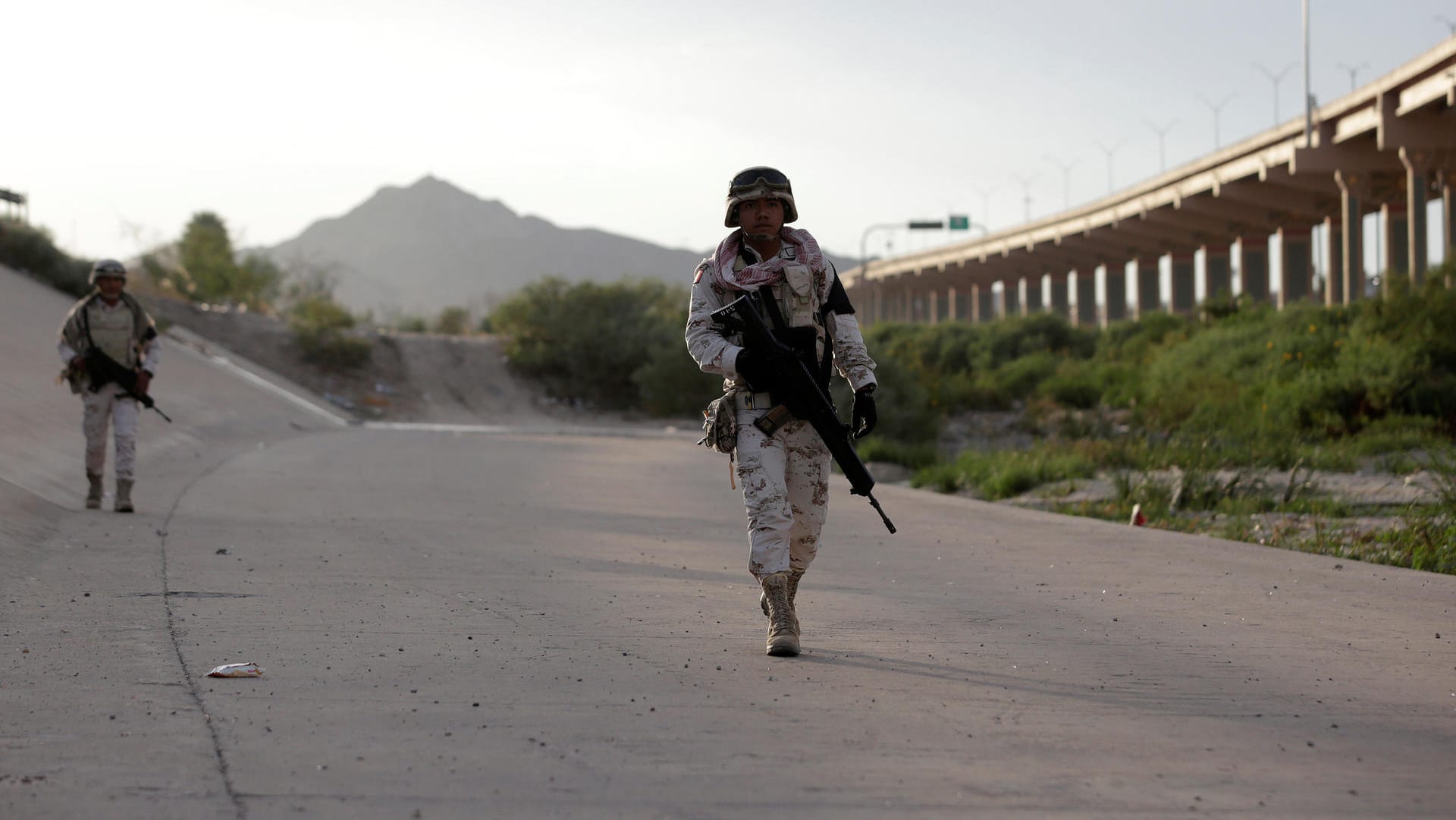 Mexikanische Soldaten an der Grenze. Seitdem Militärs den Grenzschutz übernehmen, sinkt die Zahl der Migranten, die sich illegal in die USA aufmachen.