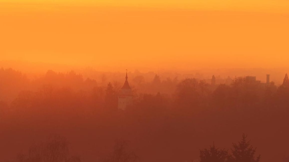 Die Sonne geht über Biberach in Oberschwaben auf: Die extreme Hitze der kommende Woche wird für viele Menschen zur Belastung, warnen Meteorologen.