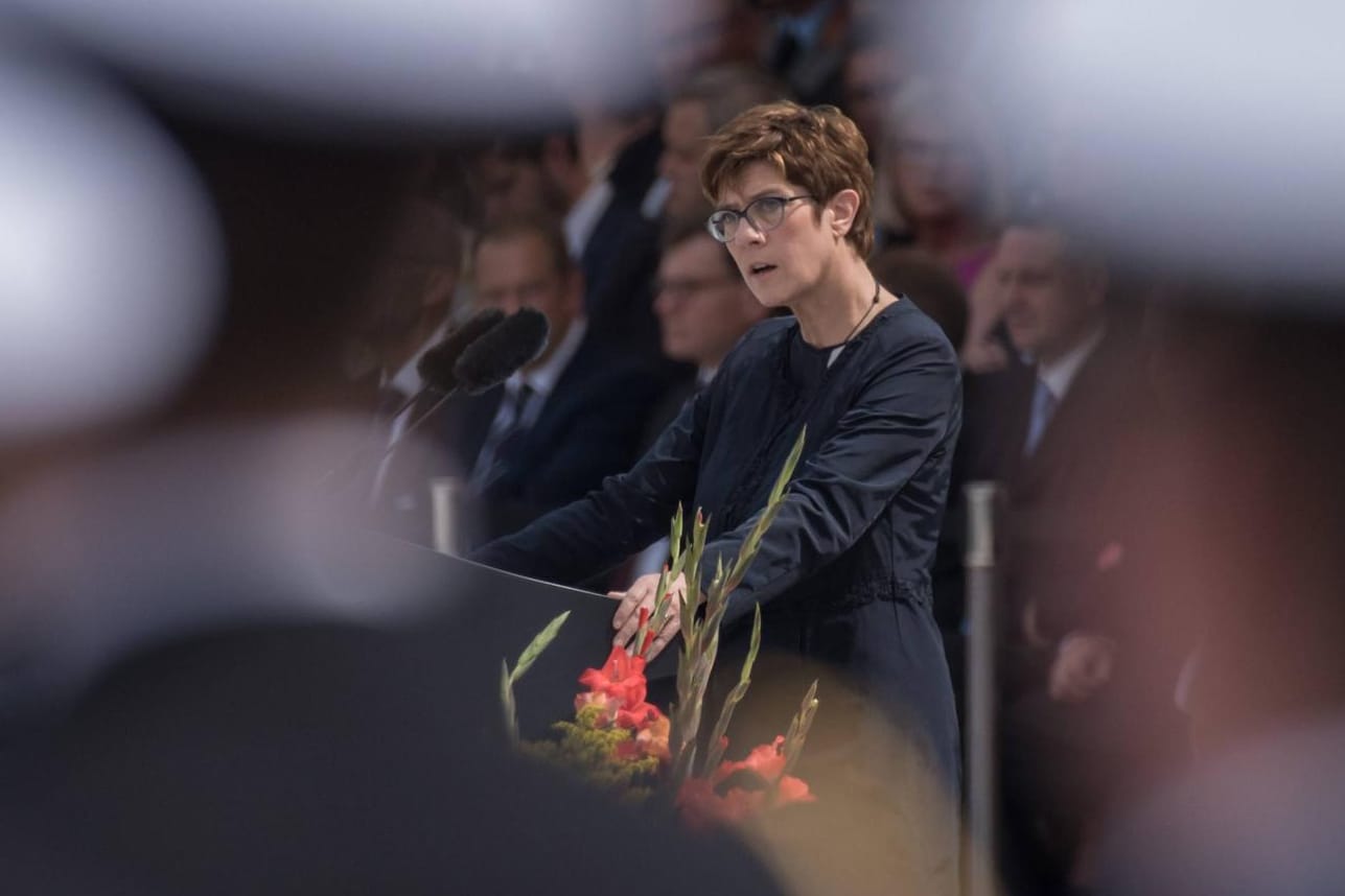 Auf dem Paradeplatz im Verteidigungsministerium legen rund 400 Rekrutinnen und Rekruten der Bundeswehr ihr Gelöbnis ab.