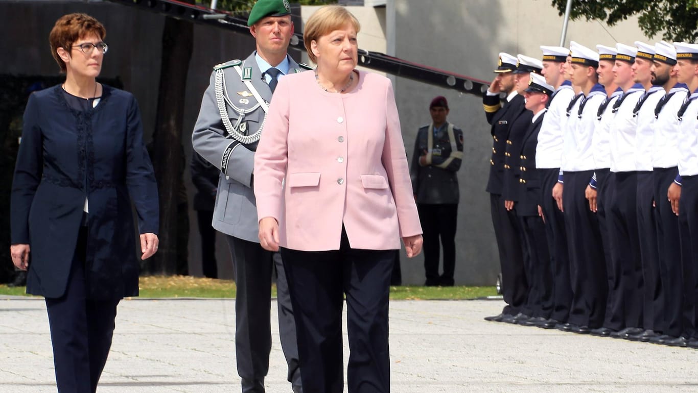 Feierliches Gelöbnis der Bundeswehr-Soldaten: Wer entschieden hat, dass Kramp-Karrenbauer in Merkels Kabinett rückt, wollte die CDU-Chefin nicht verraten.