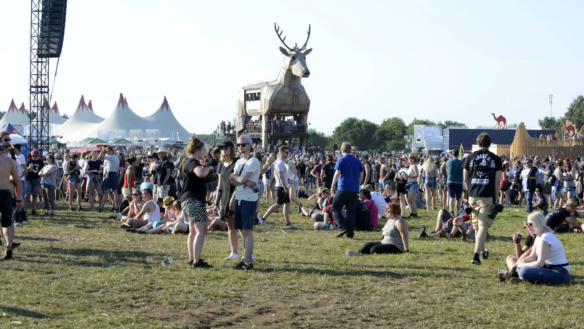 Festivalbesucher auf dem Deichbrand-Festival in Cuxhaven (Symbolfoto): Rettungskräfte hatten noch versucht, die junge Frau zu reanimieren.