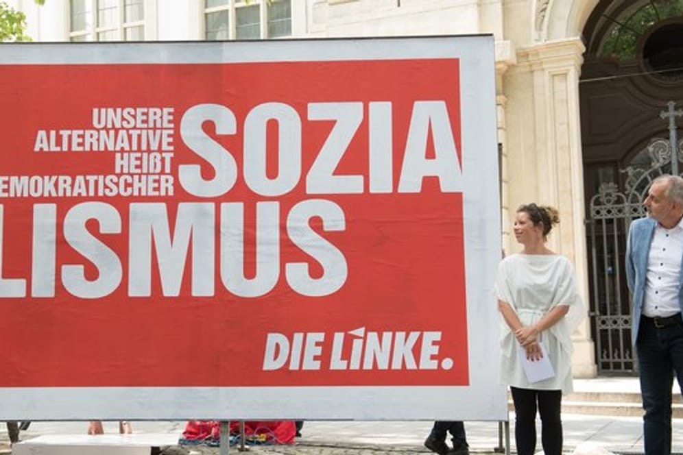"Demokratischer Sozialismus": Die sächsische Landesvorsitzende der "Linken", Antje Feiks, steht neben einem Wahlplakat in Dresden.