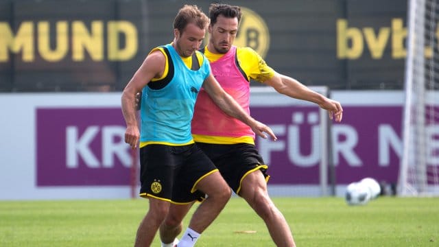 Mario Götze (l) im Zweikampf mit Neuzugang Mats Hummels.