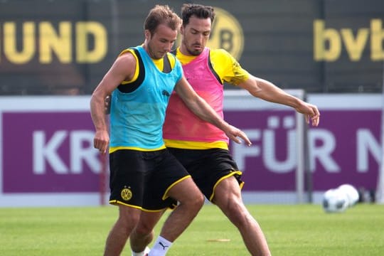 Mario Götze (l) im Zweikampf mit Neuzugang Mats Hummels.