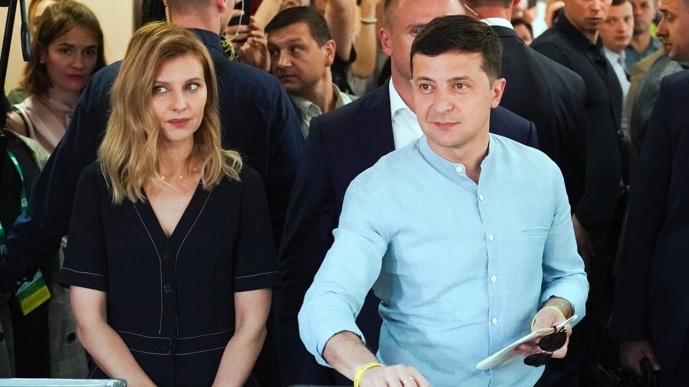 Wolodymyr Selenskyj (r), Präsident der Ukraine, und seine Ehefrau, Olena Selenskyj, geben ihre Stimmen in die Wahlurne.