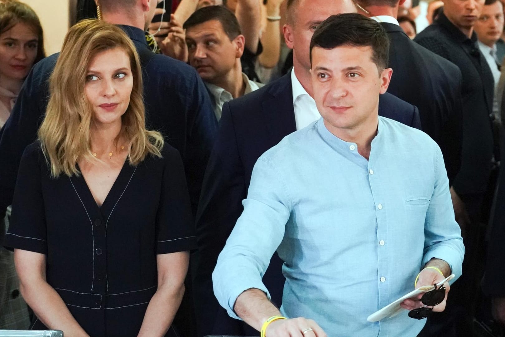 Wolodymyr Selenskyj (r), Präsident der Ukraine, und seine Ehefrau, Olena Selenskyj, geben ihre Stimmen in die Wahlurne.