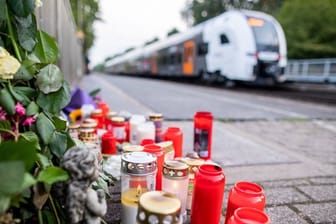 Ein Mann hat am Bahnhof von Voerde am Niederrhein eine ihm völlig unbekannte Frau vor einen einfahrenden Zug gestoßen.