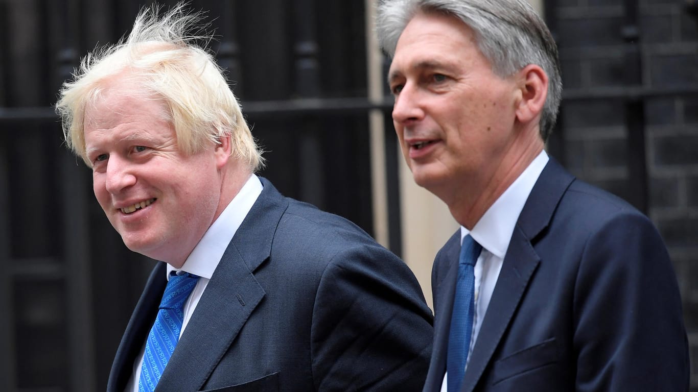 Boris Johnson und Finanzminister Philip Hammond verlassen die Downing Street 10 (Archivbild). Zieht Johnson dort ein, verlässt Hammond seinerseits die Regierung.