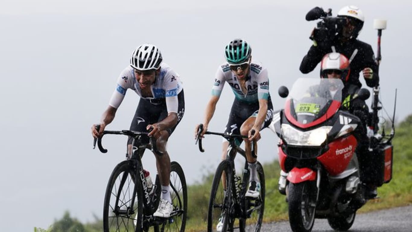 Wie aus dem Nichts gehört Emanuel Buchmann (r) plötzlich zum Favoritenkreis der Tour de France.