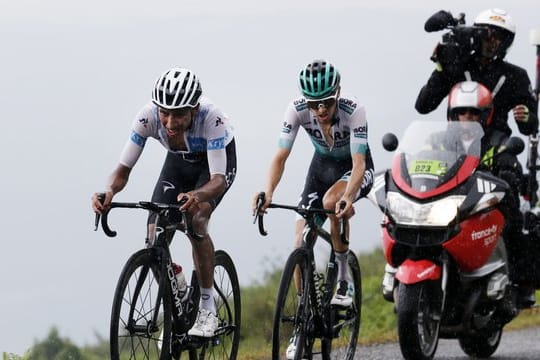 Wie aus dem Nichts gehört Emanuel Buchmann (r) plötzlich zum Favoritenkreis der Tour de France.