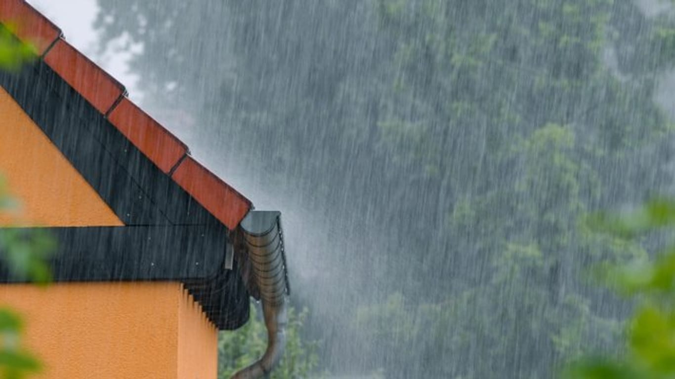 Wer verreist und daheim Fenster offen stehen lässt, muss für Regenschäden zahlen, die während der Abwesenheit entstehen.