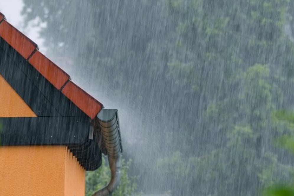 Wer verreist und daheim Fenster offen stehen lässt, muss für Regenschäden zahlen, die während der Abwesenheit entstehen.