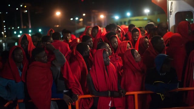 Migranten sind nach ihrer Rettung auf dem Mittelmeer in den Hafen von Malaga gebracht worden. Migranten sind nach ihrer Rettung auf dem Mittelmeer in den Hafen von Malaga gebracht worden.