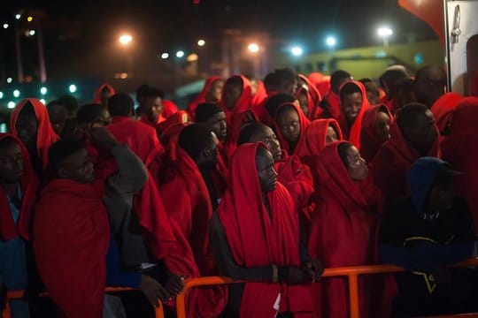 Migranten sind nach ihrer Rettung auf dem Mittelmeer in den Hafen von Malaga gebracht worden.