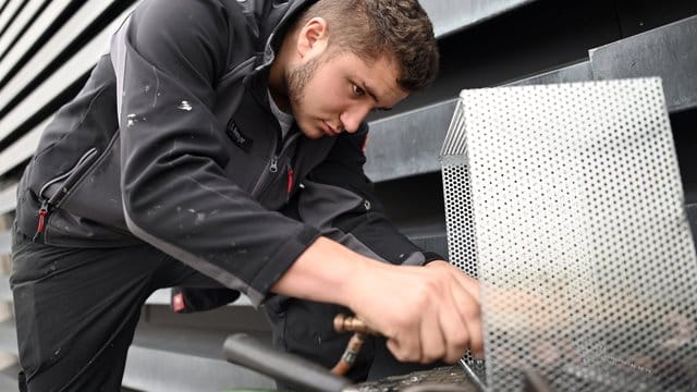 Dieser Metallkasten soll auf dem Dach der Euskirchener Kreisverwaltung verbaut werden.