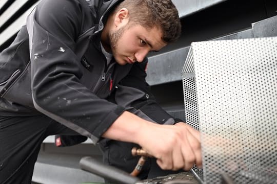 Dieser Metallkasten soll auf dem Dach der Euskirchener Kreisverwaltung verbaut werden.