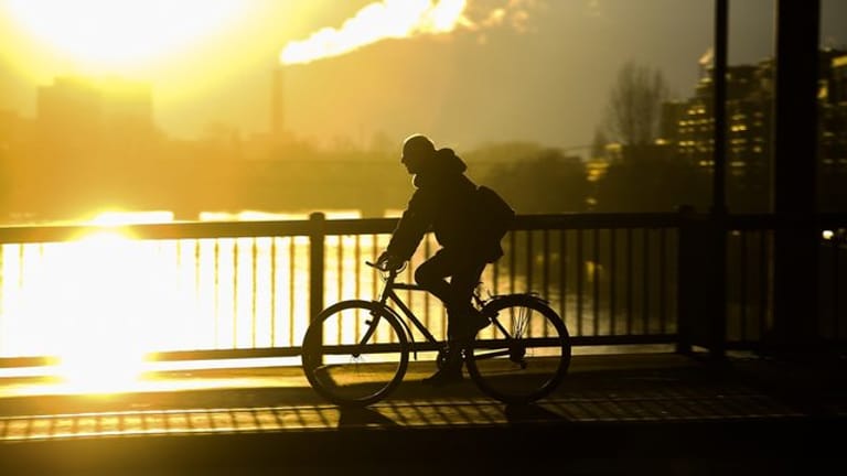 Wer kann, radelt zur Arbeit - auch so lässt sich der CO2-Fußabdruck minimieren.