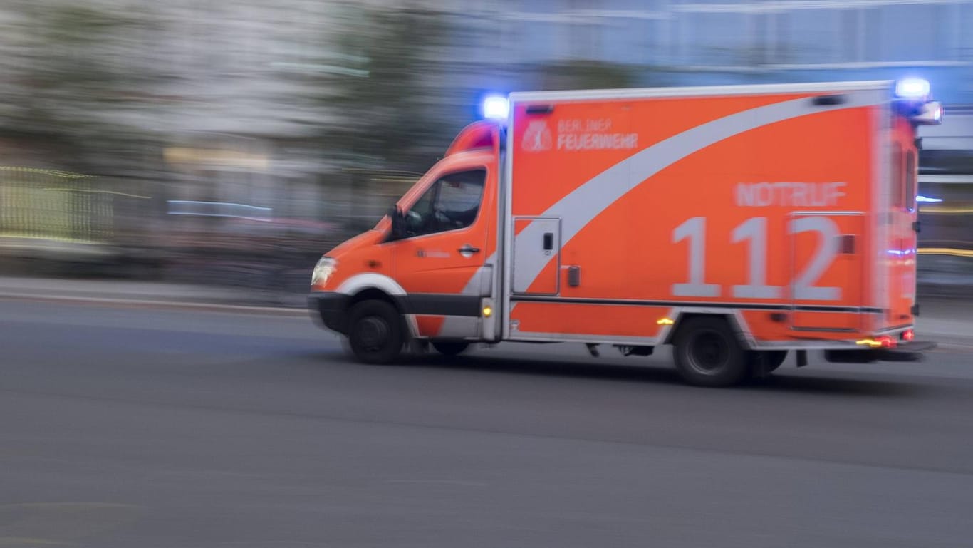 Rettungswagen RTW der Berliner Feuerwehr mit Blaulicht und Sondersignalen unterwegs in Berlin Pren