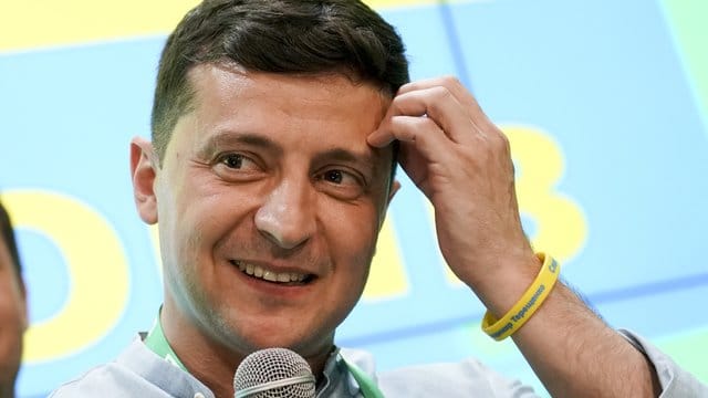 Wolodymyr Selenskyj, Präsident der Ukraine, hat die Wahl mit seinen "Dienern des Volkes" wohl gewonnen. Wolodymyr Selenskyj, Präsident der Ukraine, hat die Wahl mit seinen "Dienern des Volkes" wohl gewonnen.