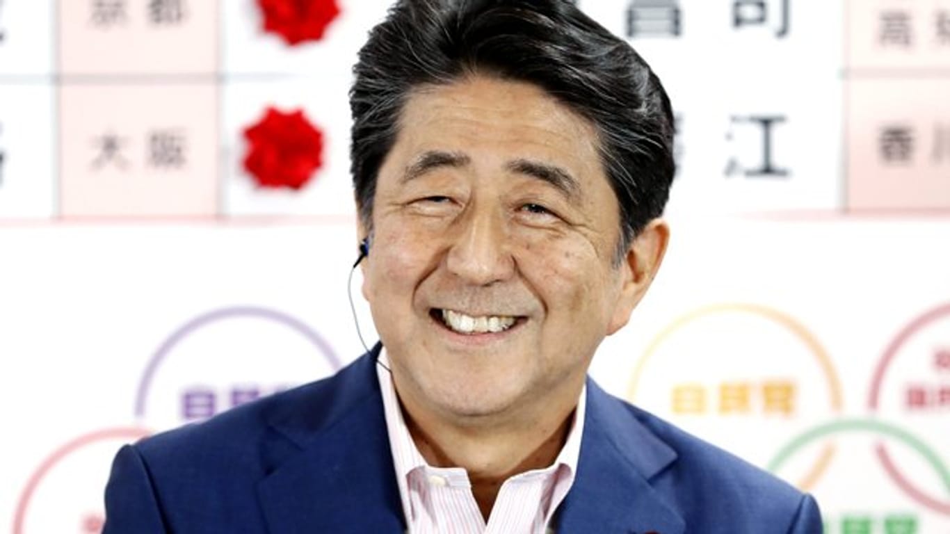 Japans Ministerpräsident Shinzo Abe hält mit seiner Regierungskoalition weiter klar die Mehrheit im Oberhaus.