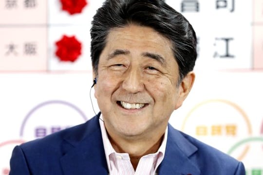 Japans Ministerpräsident Shinzo Abe hält mit seiner Regierungskoalition weiter klar die Mehrheit im Oberhaus.