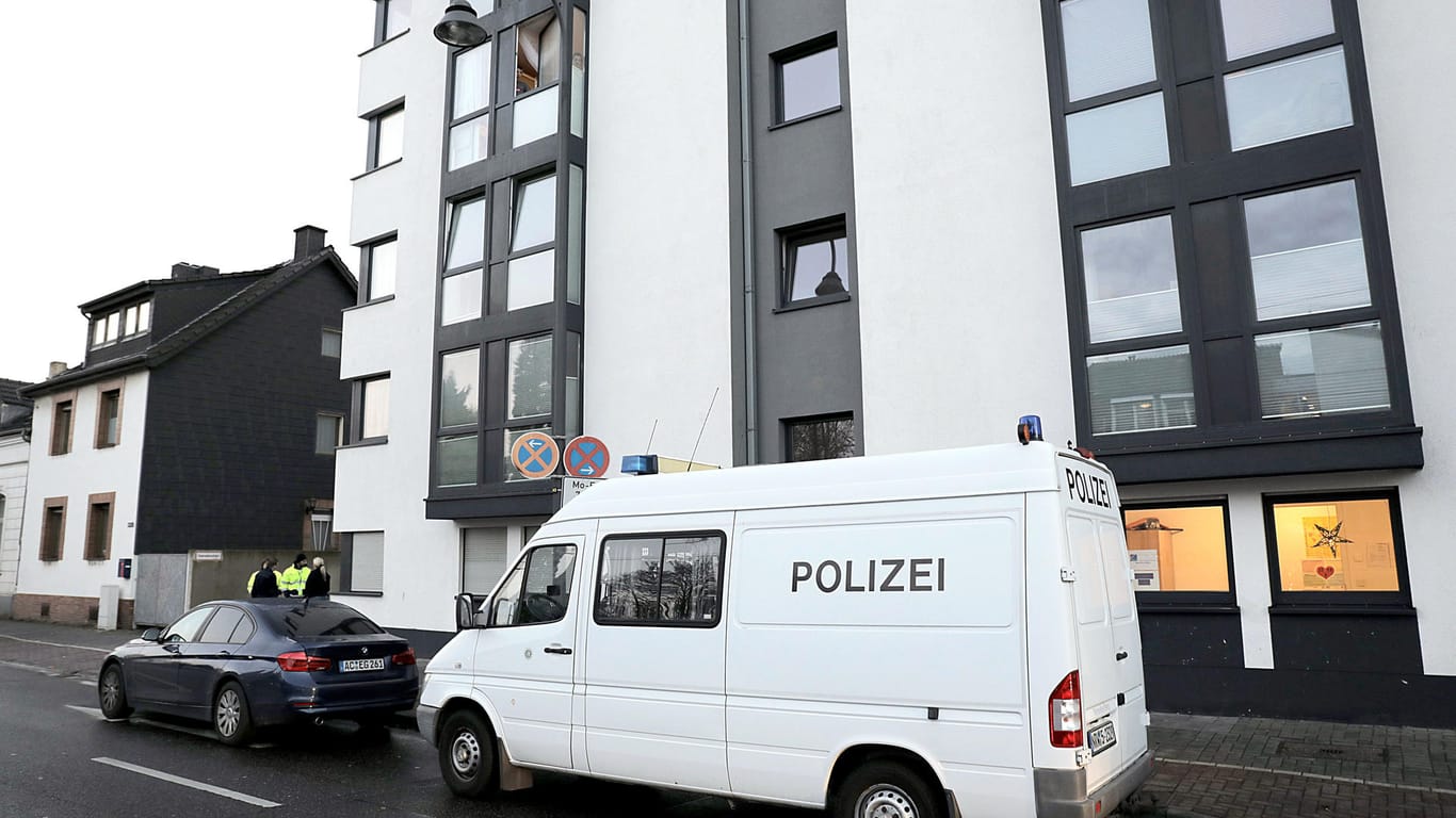 Ein Polizeifahrzeug steht vor einer Flüchtlingsunterkunft in Köln: Hier soll eine Frau ihre zweijährige Tochter mit Stöckelschuh erschlagen haben.
