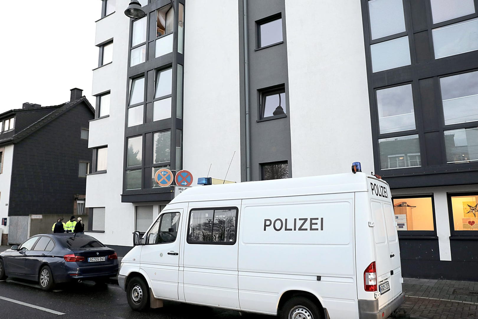 Ein Polizeifahrzeug steht vor einer Flüchtlingsunterkunft in Köln: Hier soll eine Frau ihre zweijährige Tochter mit Stöckelschuh erschlagen haben.