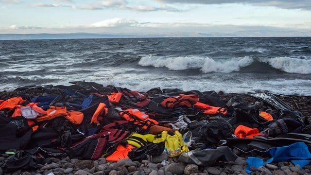 Angeschwemmte Rettungswesten und Reste von Schlauchbooten. Angeschwemmte Rettungswesten und Reste von Schlauchbooten.
