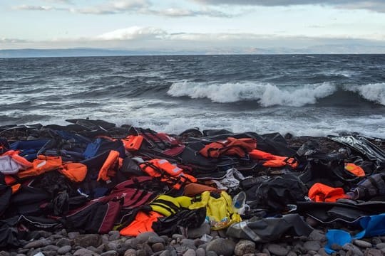 Angeschwemmte Rettungswesten und Reste von Schlauchbooten.