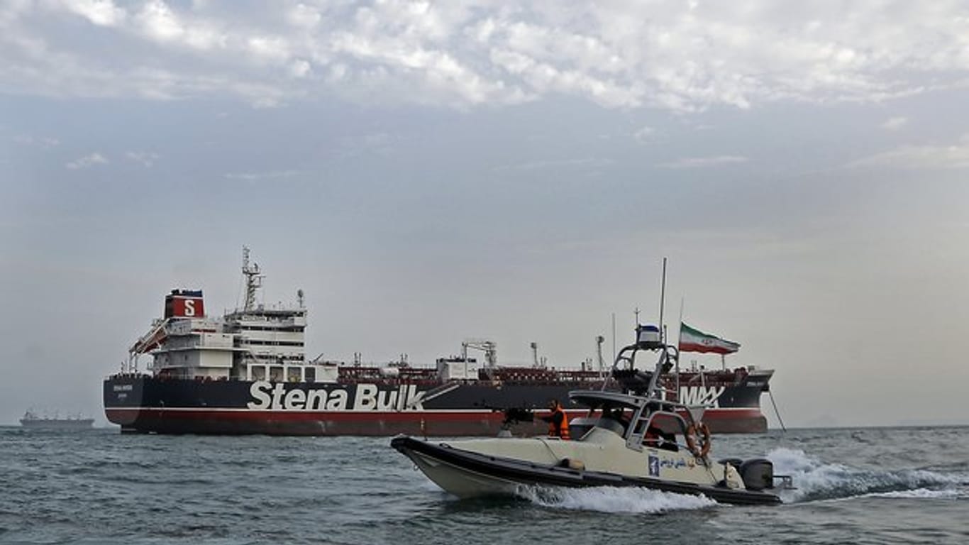 Ein Schnellboot der iranischen Revolutionsgarde bewegt sich um die "Stena Impero".