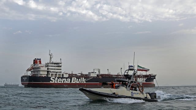Ein Schnellboot der iranischen Revolutionsgarde bewegt sich um die "Stena Impero". Ein Schnellboot der iranischen Revolutionsgarde bewegt sich um die "Stena Impero".