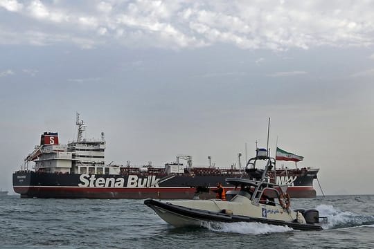 Ein Schnellboot der iranischen Revolutionsgarde bewegt sich um die "Stena Impero".