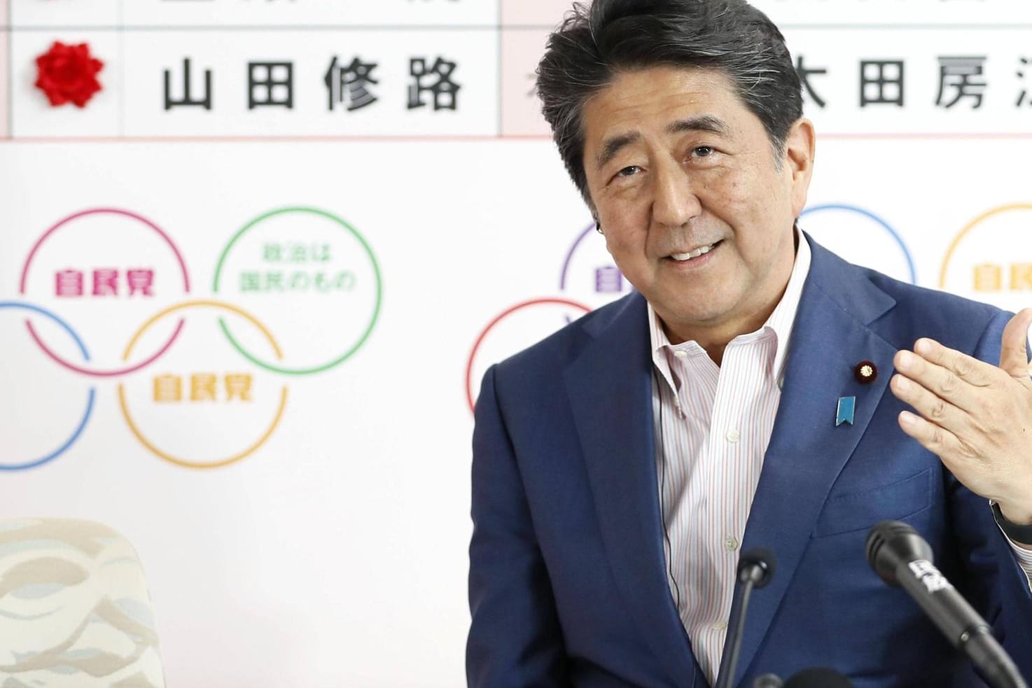 Shinzo Abe: Japans Ministerpräsident hat die Oberhauswahl gewonnen – die Verfassung kann er jedoch vorerst nicht ändern.