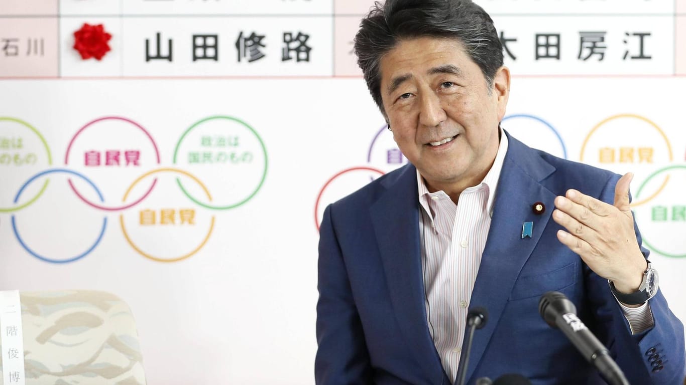 Shinzo Abe: Japans Ministerpräsident hat die Oberhauswahl gewonnen – die Verfassung kann er jedoch vorerst nicht ändern.
